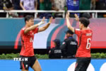Hwang In-beom và Oh Hyeon-gyu cùng nhau ghi bàn giúp Hàn Quốc chiến thắng. (Ảnh: Yonhap/TTXVN)