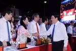 Chủ tịch nước Lương Cường với các đại biểu dự chương trình cầu truyền hình chính luận nghệ thuật với chủ đề “Vang mãi khúc khải hoàn” tại điểm cầu Thành phố Hồ Chí Minh. (Ảnh: Lâm Khánh/TTXVN)