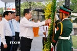 Chủ tịch Quốc hội Trần Thanh Mẫn dâng hoa, dâng hương tri ân các Anh hùng liệt sỹ tại Nghĩa trang Liệt sỹ quốc gia Đường 9. (Ảnh: Doãn Tấn/TTXVN)