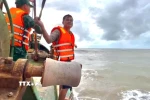 Thuyền viên Võ Văn Hiếu được cán bộ, chiến sỹ Đồn Biên phòng Sông Đốc đưa lên tàu an toàn. (Ảnh: TTXVN phát)