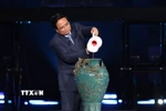 Thủ tướng Phạm Minh Chính thực hiện nghi thức vẽ tranh gốm ngũ sắc. (Ảnh: Dương Giang/TTXVN)