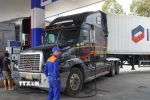 Cửa hàng xăng dầu Petrolimex số 111 (xã Mỹ Thọ, tỉnh Đồng Tháp) cung cấp nhiên liệu cho xe container. (Ảnh: Nhựt An/TTXVN)