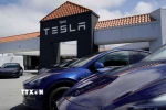 Ôtô điện của hãng Tesla tại cửa hàng ở San Mateo, California, Mỹ. (Ảnh: THX/TTXVN)