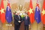Chủ tịch Quốc hội Trần Thanh Mẫn đón Chủ tịch Quốc hội New Zealand Gerry Brownlee. (Ảnh: Doãn Tấn/TTXVN)
