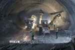 Thi công bên trong ống hầm số 3 thuộc gói thầu XL3 cao tốc Quảng Ngãi-Hoài Nhơn. (Ảnh: Phạm Cường/TTXVN)