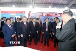 Tổng Bí thư Tô Lâm và các đại biểu tham quan triển lãm tại Đại hội. (Ảnh: Thống Nhất/TTXVN)