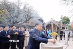 Tổng Bí thư Tô Lâm và đoàn công tác Trung ương dâng hương tại Đền thờ Vua Đinh Tiên Hoàng. (Ảnh: Thống Nhất/TTXVN)