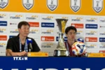 HLV Kim Sang-sik và Đình Bắc tại họp báo sau trận đấu. (Ảnh: Đỗ Quyên/TTXVN)