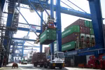 Bốc dỡ hàng hóa trên Cảng Cát Lái (phường Cát Lái) thuộc hệ thống Cảng biển Thành phố Hồ Chí Minh. (Ảnh: Hồng Đạt/TTXVN)