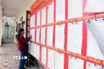 Việc niêm yết danh sách và tiểu sử các ứng cử viên được các đơn vị bầu cử thực hiện theo đúng quy định. (Ảnh: Nguyễn Chinh/TTXVN)