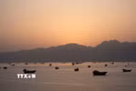 Tàu thuyền di chuyển trên eo biển Hormuz. (Ảnh: Reuters/TTXVN)