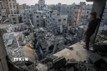 Những ngôi nhà bị phá hủy sau vụ không kích của Israel xuống trại tị nạn al-Shati, phía Tây thành phố Gaza ngày 4/7/2025. (Ảnh: THX/TTXVN)