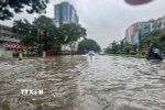 Mưa lớn kéo dài gây ngập nặng trên phố Hoàng Quốc Việt. (Ảnh: Quốc Khánh/TTXVN)