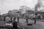 Ngày 9/4/1975, quân ta tiến công vào thị trấn Xuân Lộc, căn cứ phòng thủ trọng yếu của địch bảo vệ Sài Gòn từ phía Đông Bắc. Ngày 21/4, quân địch ở Xuân Lộc tháo chạy, cửa ngõ vào Sài Gòn từ hướng Đông Bắc đã được mở. Ngay từ khi mất Xuân Lộc, Tổng thống Nguyễn Văn Thiệu từ chức. (Ảnh: TTXVN)