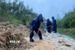Các lực lượng đào, vét đất đá, mở rãnh thoát nước và thu dọn bùn đất tràn xuống mặt đường, tạo lối đi tạm để phương tiện qua lại. (Ảnh: TTXVN phát)