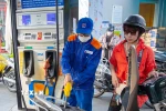 Mua bán xăng, dầu tại cửa hàng Petrolimex. (Ảnh: Trần Việt/TTXVN)