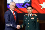 Đại tướng Phan Văn Giang với Bộ trưởng Quốc phòng Nga Andrey Belousov. (Ảnh: TTXVN phát)