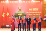 Đồng chí Trần Cẩm Tú, Ủy viên Bộ Chính trị, Thường trực Ban Bí thư trao các Quyết định cho đại diện lãnh đạo 5 cơ quan, gồm: Đài Truyền hình Việt Nam, Đài Tiếng nói Việt Nam, Thông tấn xã Việt Nam, Viện Hàn lâm Khoa học xã hội Việt Nam, Viện Hàn lâm Khoa học và Công nghệ Việt Nam. (Ảnh: Phương Hoa/TTXVN)