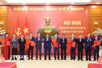 Đồng chí Trần Cẩm Tú, Ủy viên Bộ Chính trị, Thường trực Ban Bí thư; Thủ tướng Phạm Minh Chính và các đồng chí lãnh đạo Đảng, Nhà nước chúc mừng 5 cơ quan, gồm: Đài Truyền hình Việt Nam, Đài Tiếng nói Việt Nam, Thông tấn xã Việt Nam, Viện Hàn lâm Khoa học xã hội Việt Nam, Viện Hàn lâm Khoa học và Công nghệ Việt Nam. (Ảnh: Phương Hoa/TTXVN)