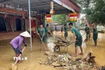 Cán bộ chiến sĩ Trung đoàn 95 giúp người dân dọn dẹp khắc phục hậu quả lũ lụt tại xã Tam Giang. (Ảnh: Danh Lam/TTXVN)