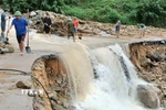Chính quyền xã Tiên Yên khuyến cáo người dân không tự ý đi qua các khu vực sạt lở, ngập sâu. (Ảnh: Trần Hoàn/TTXVN phát)