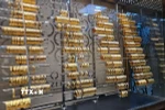Trang sức vàng được bày bán tại tiệm kim hoàn ở Istanbul, Thổ Nhĩ Kỳ. (Ảnh: THX/TTXVN)