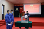 Học viên được hướng dẫn thực hiện bỏ phiếu đúng quy định. (Ảnh: Mạnh Minh/TTXVN)