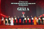 Chủ tịch nước Lương Cường và Thường trực Ban Bí thư Trần Cẩm Tú trao giải A cho tác giả và nhóm tác giả đoạt giải. (Ảnh: Văn Điệp/TTXVN)