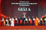Chủ tịch nước Lương Cường và Thường trực Ban Bí thư Trần Cẩm Tú trao giải A cho tác giả và nhóm tác giả đoạt giải. (Ảnh: Văn Điệp/TTXVN)
