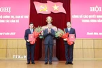 Đồng chí Lê Minh Hưng, Ủy viên Bộ Chính trị, Bí thư Trung ương Đảng, Trưởng Ban Tổ chức Trung ương trao quyết định của Bộ Chính trị cho đồng chí Nguyễn Hoài Anh (trái) và đồng chí Nguyễn Hồng Phong (phải). (Ảnh: Việt Hoàng/TTXVN)