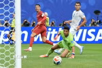 Ronaldo hoàn tất cú đúp vào lưới Uzbekistan. (Ảnh: AFP/TTXVN)