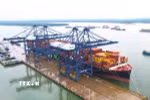 Tàu ZIM MOUNT RAINIER cập cảng Sài Gòn-SSA tại phường Tân Phước, Thành phố Hồ Chí Minh. (Ảnh: TTXVN phát)