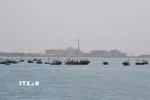 Tàu của Lực lượng Vệ binh Cách mạng Hồi giáo Iran (IRGC) tại một lễ kỷ niệm ở Vịnh Persian. (Ảnh: THX/TTXVN)