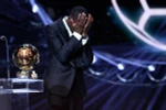 Dembele rơi lệ khi phát biểu tại lễ trao giải Quả bóng Vàng 2025. (Nguồn: AP)