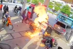 Cận cảnh ôtô làm đổ trụ bơm xăng, gây cháy dữ dội