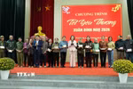 Phó Chủ tịch Quốc hội Nguyễn Thị Thanh trao quà Tết tại xã Yên Từ. (Ảnh: Đức Phương/TTXVN)