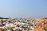 Rác tồn lưu lâu ngày bốc mùi hôi nồng nặc, đặc biệt vào những ngày nắng nóng. (Ảnh: Tường Vi/TTXVN)