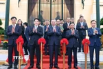 Tổng Bí thư Tô Lâm và Chủ tịch nước Lương Cường và các đại biểu thực hiện nghi thức bàn giao. (Ảnh: Thống Nhất/TTXVN)