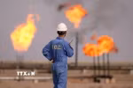 Công nhân làm việc tại nhà máy lọc dầu của Iran trên đảo Khark. (Ảnh: IRNA/TTXVN)