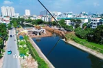 Nhà thầu đang thi công các hạng mục của đập dâng trên sông Tô Lịch. (Ảnh: Thành Phương/TTXVN)