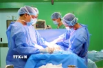 Các bác sỹ Bệnh viện Hoàn Mỹ Đà Nẵng cấp cứu thực hiện ca phẫu thuật thành công cho sản phụ mang thai 37 tuần bị viêm ruột thừa cấp tại Đà Nẵng. (Ảnh: TTXVN phát)