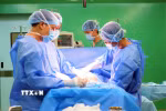 Các bác sỹ Bệnh viện Hoàn Mỹ Đà Nẵng cấp cứu thực hiện ca phẫu thuật thành công cho sản phụ mang thai 37 tuần bị viêm ruột thừa cấp tại Đà Nẵng. (Ảnh: TTXVN phát)