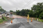 Lực lượng chức năng nỗ lực khắc phục hậu quả và đảm bảo an toàn cho người dân lưu thông qua điểm cầu Plei Lôk trên Quốc lộ 25. (Ảnh: TTXVN phát)