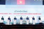 Tổng Bí thư Tô Lâm, Thủ tướng Phạm Minh Chính và các đại biểu phát lệnh khởi công Nhà máy chế tạo Chip bán dẫn công nghệ cao. (Ảnh: Thống Nhất/TTXVN)