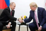 Tổng thống Nga Vladimir Putin (trái) và Tổng thống Mỹ Donald Trump tại cuộc gặp bên lề hội nghị thượng đỉnh G20 ở Osaka, Nhật Bản, ngày 28/6/2019. (Ảnh: Getty Images/TTXVN)