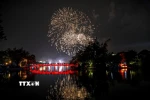 Pháo hoa rực rỡ tại Hồ Hoàn Kiếm. (Ảnh: Khánh Hòa/TTXVN)