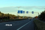 Tuyến đường ven biển Võ Chí Công qua Khu kinh tế mở Chu Lai. (Ảnh: Đỗ Trưởng/TTXVN)