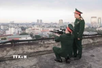Tại các vị trí cao như nóc nhà, thuận lợi cho quan sát, các chiến sĩ thực hành sử dụng súng CAV-14 chế áp phương tiện bay không người lái, kịp thời phát hiện mục tiêu, bảo đảm an toàn tuyệt đối khu vực bầu cử. (Ảnh: Phan Phương/TTXVN)
