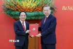 Tổng Bí thư Tô Lâm trao Quyết định của Bộ Chính trị điều động, phân công, bổ nhiệm đồng chí Trịnh Văn Quyết giữ chức Trưởng Ban Tuyên giáo và Dân vận Trung ương. (Ảnh: Thống Nhất/TTXVN)