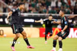 Luis Romo (số 7) ăn mừng cùng đồng đội sau khi ghi bàn mở tỷ số. (Ảnh: AFP/TTXVN)